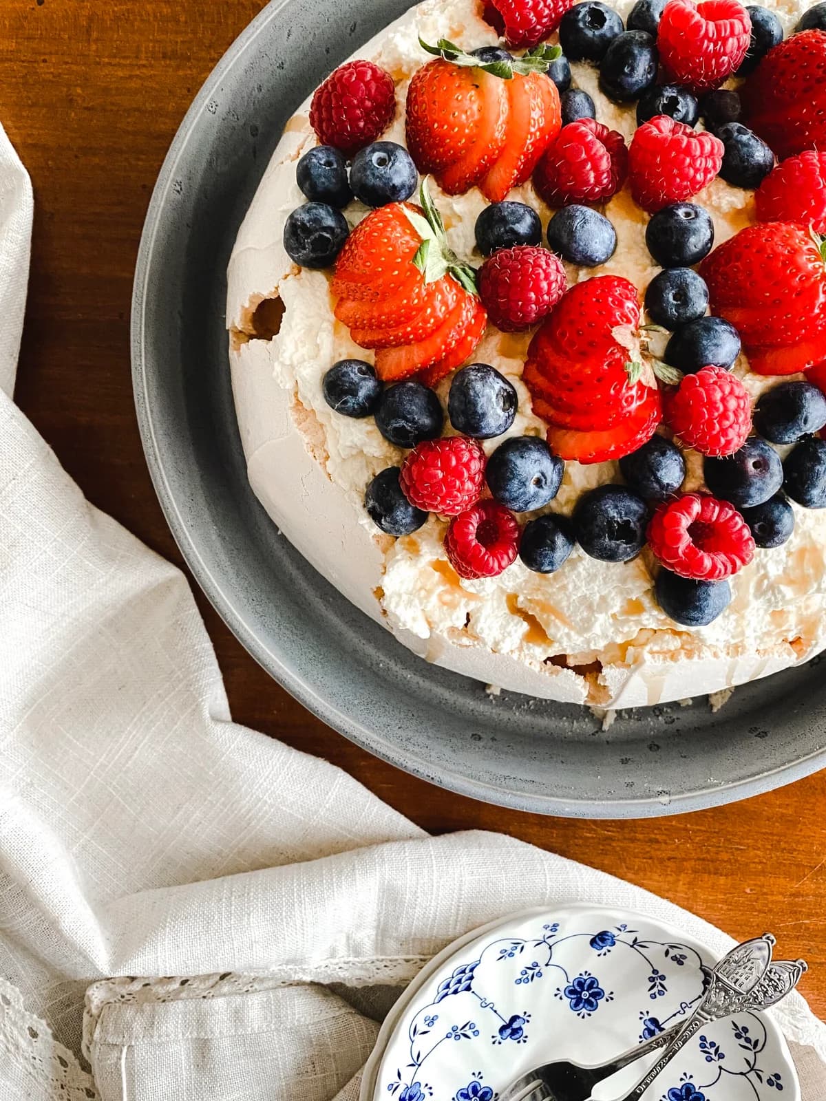 Pavlova með sítrónurjóma og berjum