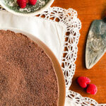 Bananakaka með hnetusmjörskremi og karamellusósu