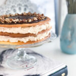 Kókoskaka með súkkulaðisósu og bananakremi