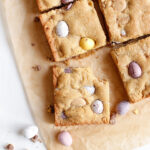 Súkkulaðikaka með bökuðum eplum og Dumle kremi