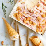 Karamellu skyrdesert með peru