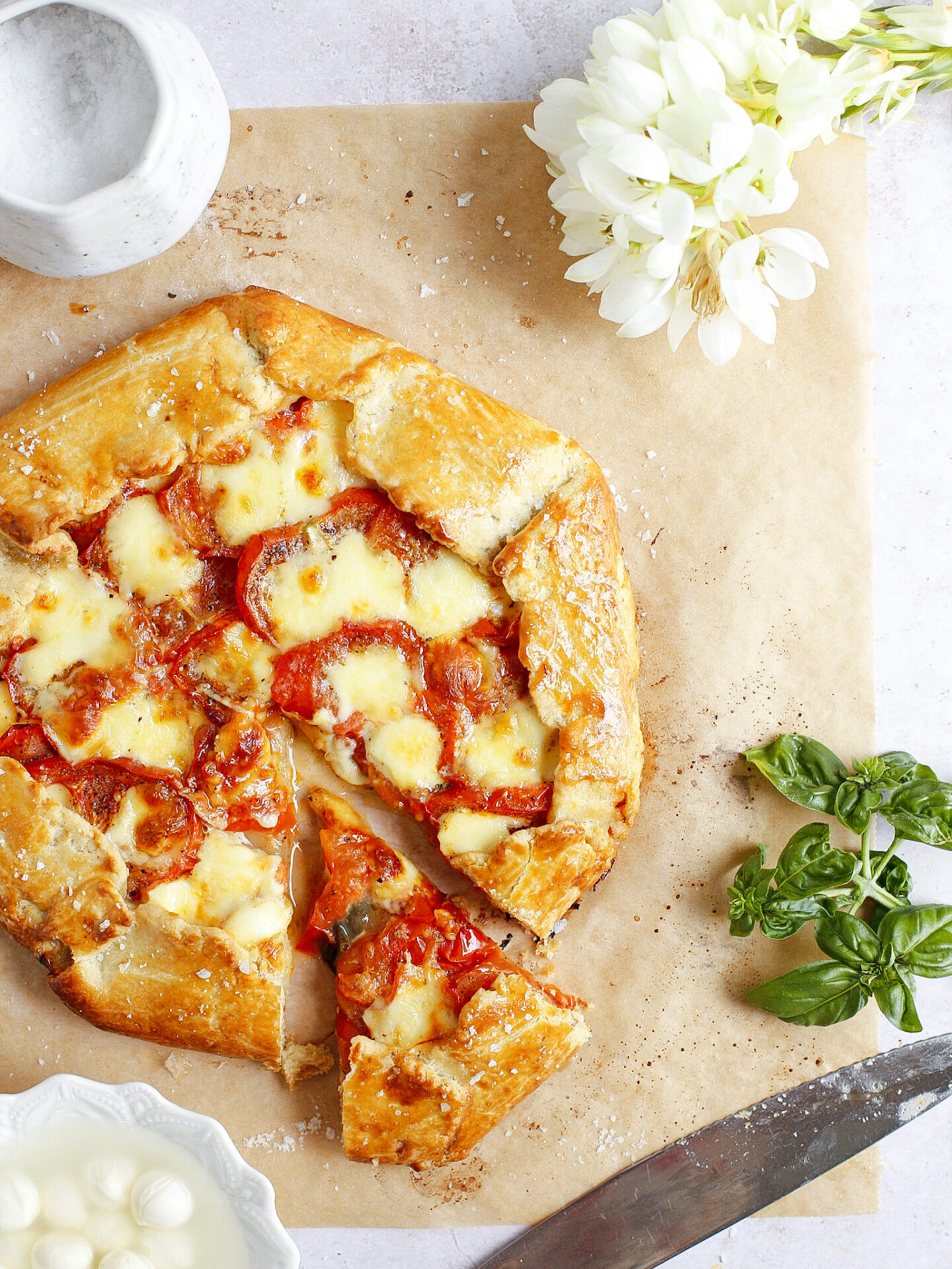 Tómat og basilíku galette